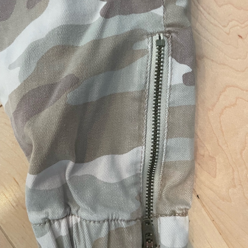 American Eagle Cargo joggers. Cami print - Picture 3 of 7